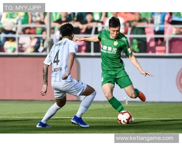 向余望边路突破展现个人风采助力球队赢得比赛胜利的精彩瞬间 向余望边路突破展现个人风采助力球队赢得比赛胜利的精彩瞬间